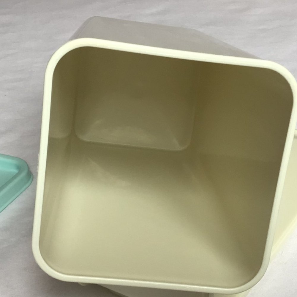 Tupperware - Cheese storage container - Picture 2 of 5